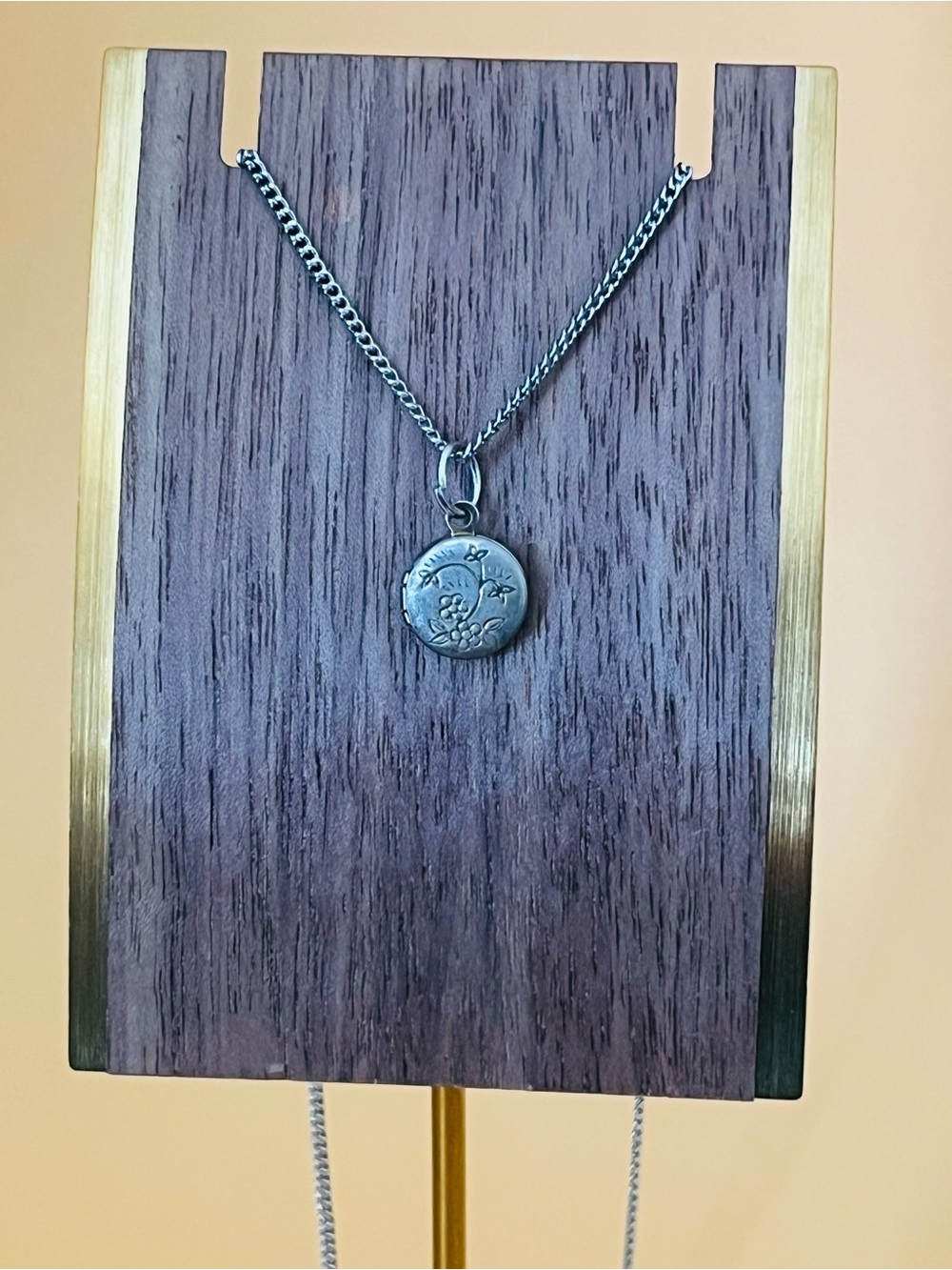Silver Floral Round Pendant locket Necklace vintage